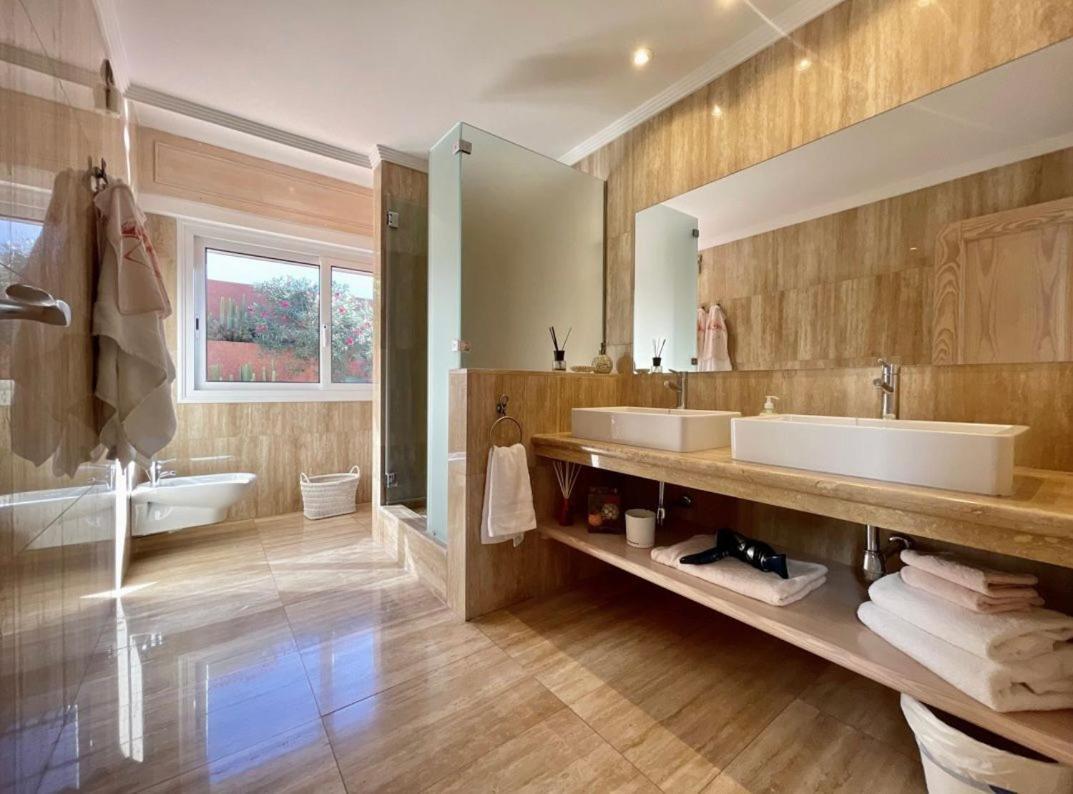 Villa Amorio A Spacious Modern Getaway With A Private Heated Pool & Sea Views Costa Adeje  Esterno foto