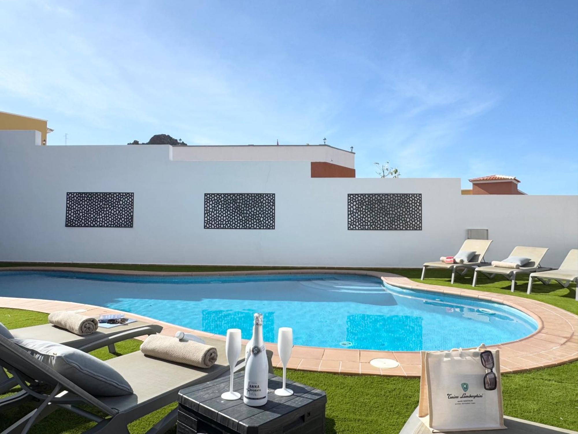 Villa Amorio A Spacious Modern Getaway With A Private Heated Pool & Sea Views Costa Adeje  Esterno foto