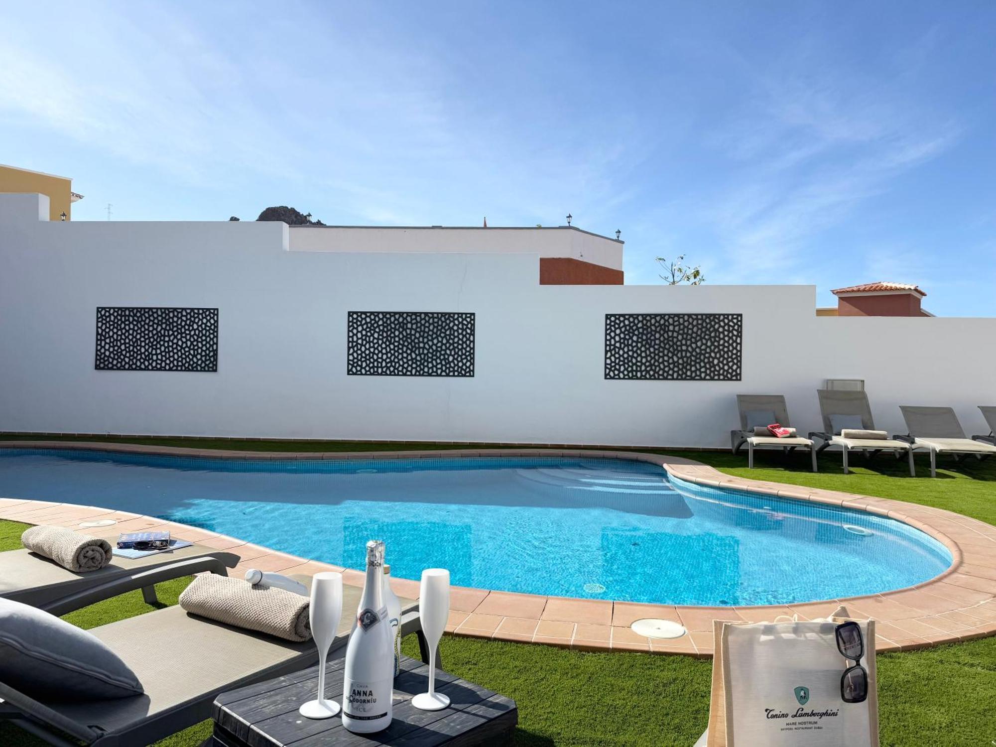 Villa Amorio A Spacious Modern Getaway With A Private Heated Pool & Sea Views Costa Adeje  Esterno foto